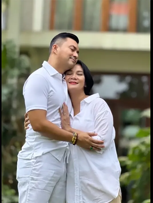 Keduanya juga mengenakan pakaian putih pada momen perayaan ulang tahun pernikahannya. Hingga lebih dua dekake, keduany kerap membagikan potret kemesraannya. [Instagram/bu_deedee]