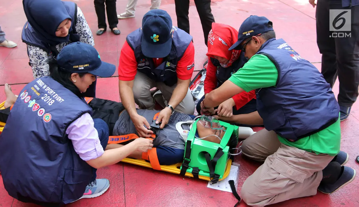 Tenaga medis melakukan simulasi penanganan cedera pada atlet Asian Games 2018 di Kantor Kemenkes, Jakarta, Rabu (4/4). Kemenkes berharap, adanya simulasi ini para tenaga kesehatan dapat bekerja profesional dan optimal. (Liputan6.com/Arya Manggala)
