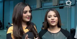 Ashanty menunjukkan siapa penyanyi lagu sayang yang lagunya sering ia nyanyikan.