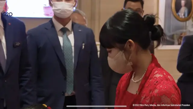 Dita Karang Kenakan Kebaya Merah  Saat Sambut President Jokowi dah Ibu Iriana di Korea Selatan, credit: YouTube Sekretariat Presiden