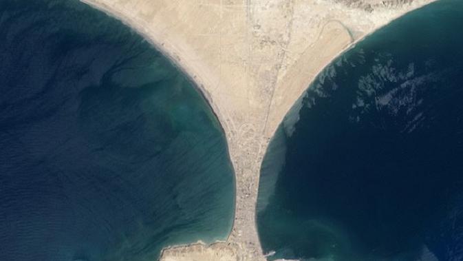 Samudra Hindia akhirnya menelan pulau itu setelah proses enam tahun untuk menghancurkan kawasan berlumpur di lepas pantai kota pelabuhan Pakistan, Gwadar. (NASA)