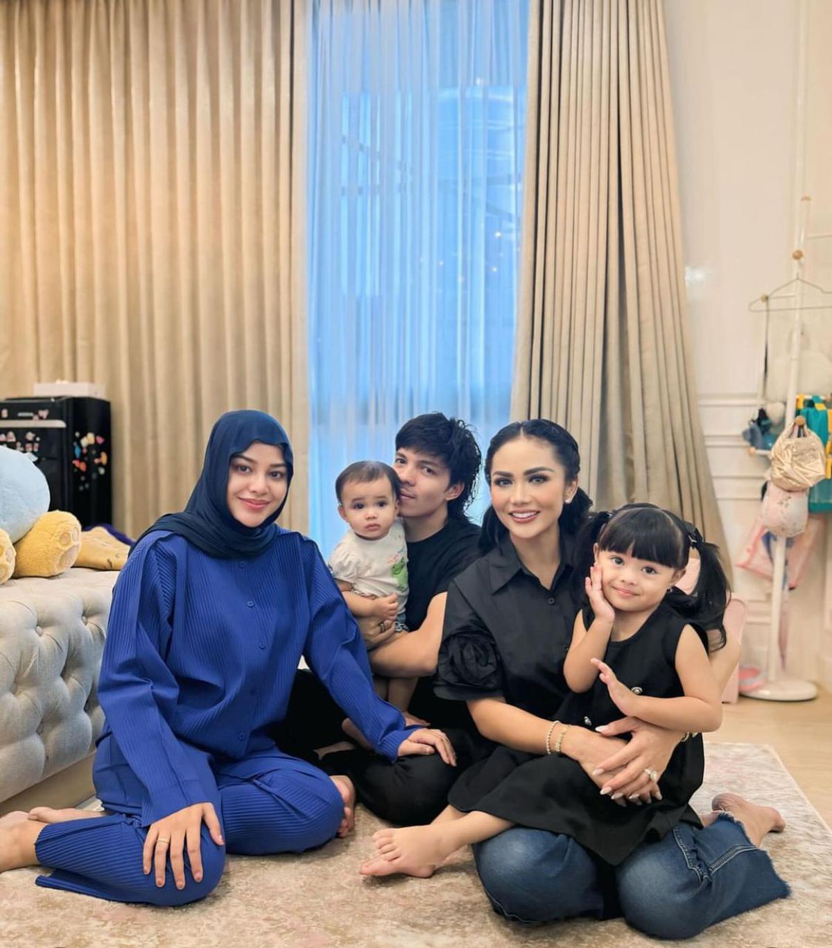 Momen Hangat Anak Selebriti dan Kakek-Nenek Mereka yang Menginspirasi