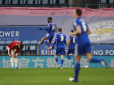 Penyerang Leicester City, Kelechi Iheanacho (tengah) berselebrasi usai mencetak gol ke gawang Manchester United pada pertandingan perempat final Piala FA di Stadion King Power, Inggris, Senin (22/3/2021). Iheanacho mencetak dua gol dan mengantar The Foxes menang 3-1. (AP Photo/Ian Walton, Pool)