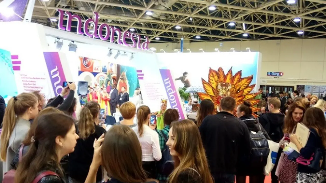 Warga Rusia mengunjungi Paviliun "Wonderful Indonesia" di Pameran Pariwisata Internasional ke-39 di Moskow (RBTH Indonesia)