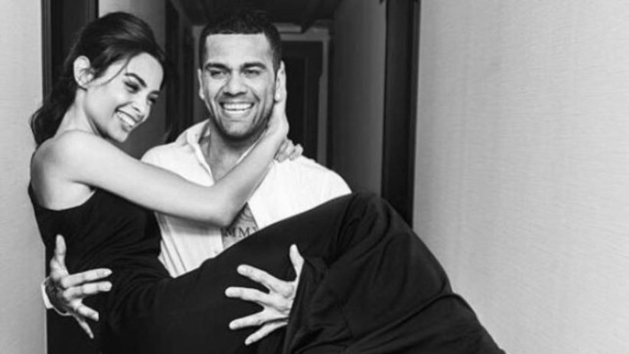 Dani Alves dan sang kekasih, Joanna Sanz.