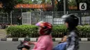 Pekerja melakukan pengelasan saat menyelesaikan pemasangan pagar yang mengelilingi area ruang terbuka hijau (RTH) Tebet Eco Park, Jakarta, Senin (12/12/2022). Pemprov DKI Jakarta melakukan pembatasan jumlah pengunjung taman dengan pembuatan sistem pendaftaran masuk pengunjung melalui JAKI sejak Juli 2022. (Liputan6.com/Faizal Fanani)