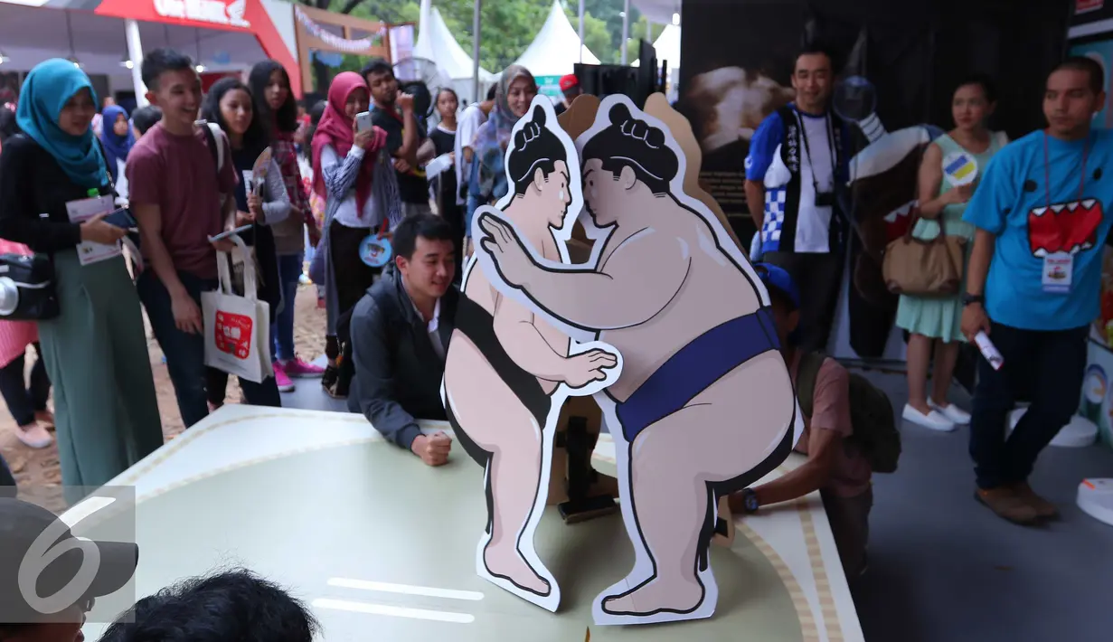 Pengunjung melihat penampilan seni budaya khas Jepang saat Jak-Japan Matsuri di Jakarta, Sabtu (3/9). Jak-Japan Matsuri menampilkan seni musik tradisional koto, tari kenbutsu performance, serta pameran wisata khas Jepang. (Liputan6.com/Angga Yuniar)