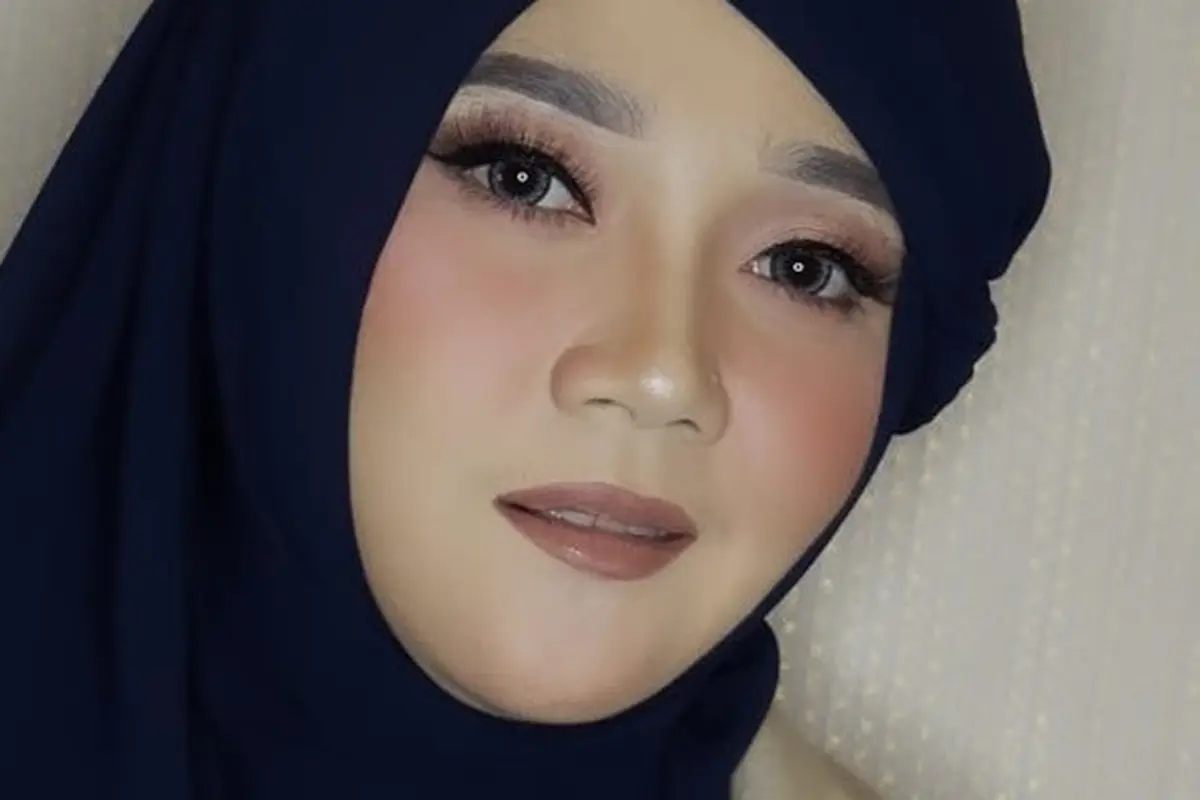 Lama Tak Muncul di Layar Kaca, Ini 6 Potret Terbaru Sulis dengan Makeup Tebal
