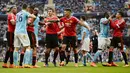 Para pemain Manchester United dan Manchester City terlibat adu mulut pada lanjutan Liga Inggris pekan ke-31 di Stadion Etihad, Manchester; Minggu (20/3/2016). (AFP/Oli Scarff)
