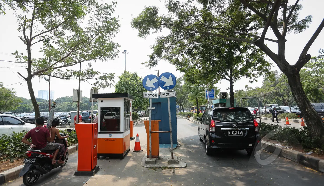Pengendara mobil dan motor saat ingin masuk ke kawasan IRTI Monas, Jakarta, Selasa (26/5/2015). UPT Parkir Dinas Perhubungan dan Transportasi DKI Jakarta akan meningkatkan Pendapatan Asli Daerah (PAD) dari retribusi parkir. (Liputan6.com/Faizal Fanani)