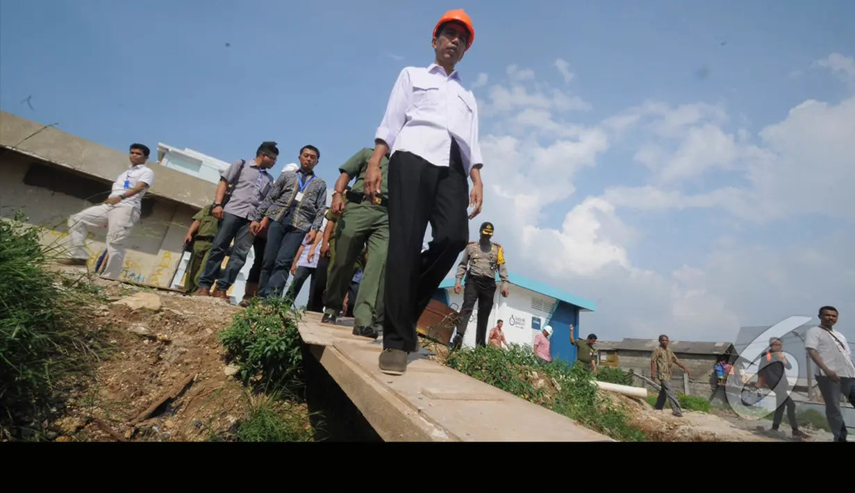 Meski tinggal menunggu waktu pelantikan, Presiden terpilih versi KPU itu masih tetap memantau program Pemerintah Provinsi DKI Jakarta, Jakarta Utara, Senin (4/8/2014) (Liputan6.com/Herman Zakharia)