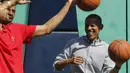 Presiden AS Barack Obama bermain basket saat perayaan Paskah Egg Roll di Gedung Putih,  Washington DC, Senin (6/4/2015). (Reuters/ Jonathan Ernst) 