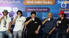 Menteri BUMN Erick Thohir (tengah) bersama Menteri Koperasi dan UKM Teten Masduki (kedua kanan) dan grup band Slank saat peluncuran Slankops di Basecamp Slank, Jakarta, Selasa (19/7/2022). Slank meluncurkan koperasi yang diberi nama Koperasi Konsumen Slank Jurus Tandur atau Slankops. (Liputan6.com/Herman Zakharia)