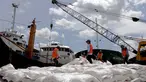 Aktivitas pekerja melakukan bongkar muat di Pelabuhan Sunda Kelapa, Jakarta, Jumat (9/1/2015). (Liputan6.com/Faizal Fanani)