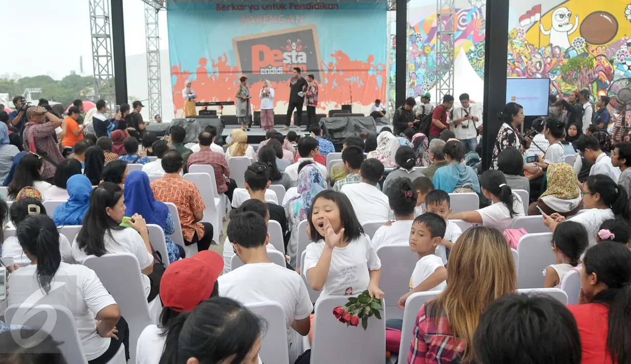 Suasana saat pargelaran Pesta Pendidikan di RPTRA Kalijodo, Jakarta, Selasa (2/5). Peringati Hari Pendidikan Nasional, RPTRA Kalijodo gelar acara berkarya untuk pendidikan barengan Pesta Pendidikan. (Liputan6.com/Yoppy Renato)