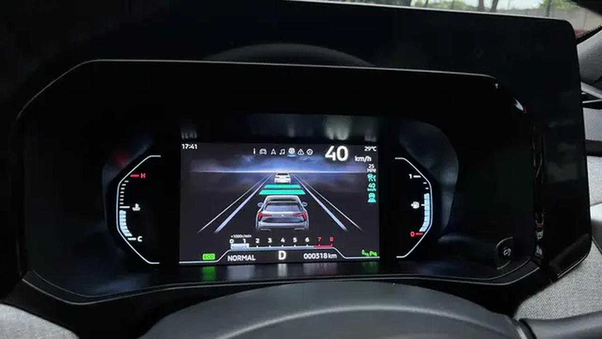Informasi akan muncul di layar panel meter saat fitur ACC pada Mitsubishi XForce Ultimate DS telah aktif. (Liputan6.com/Septian)
