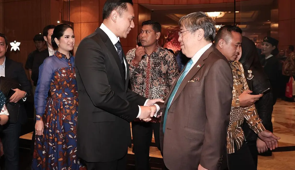 Penampilannya semakin sempurna dengan gaya rambut yang disanggul rendah, menghadirkan sleek dan clean look. [Foto: Instagram/agusyudhoyono]