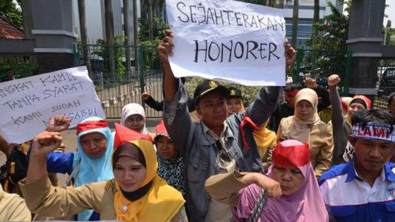 Guru honorer demo di kantor BKN