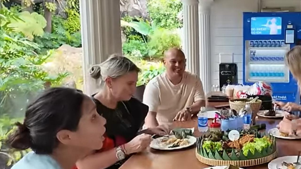 Potret Nagita Slavina Bingung Jelaskan Makanan Indonesia Dalam Bahasa Inggris ke Nathan Tjoe-A-On, Ada Perkedel Sampai Jeroan