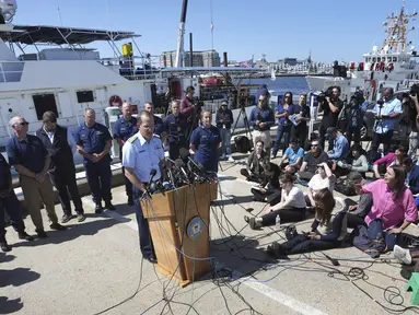 Komandan Distrik Penjaga Pantai Pertama AS, Laksamana Muda John Mauger (tengah depan mikrofon) berbicara kepada media di Pangkalan Penjaga Pantai Boston, di Boston, Kamis (22/6/2023). (AP Photo/Steven Senne)