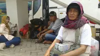 Inang Sitorus, penjual uang pecahan baru di Terminal Rawamangun, Jakarta (Liputan6.com/Audrey Santoso)