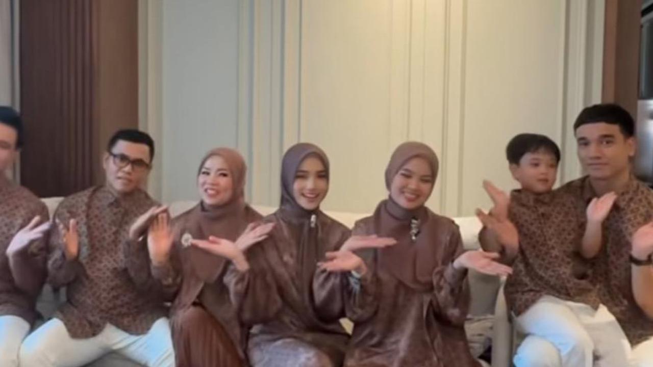 Momen Keluarga Fuji Siap Sambut Ramadan 2025, Outfit Memikat Berwarna Cokelat
