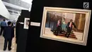 Pengunjung melihat pameran Foto Wartawan Parlemen bertema DPR Zaman Now di Komplek Parlemen, Senayan, Jakarta, Kamis (29/8/2019). Pameran ini dalam rangka memperingati HUT DPR ke 74. Jumlah Foto yang dipamerkan sebanyak 101 Karya Foto dari 30 pewarta Foto Parlemen. (Liputan6.com/Johan Tallo)