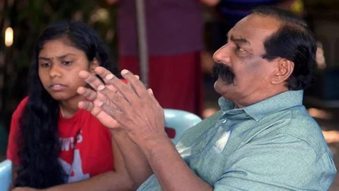 Suppiah bersama anaknya, Thulaasi. (Foto: Bernama)
