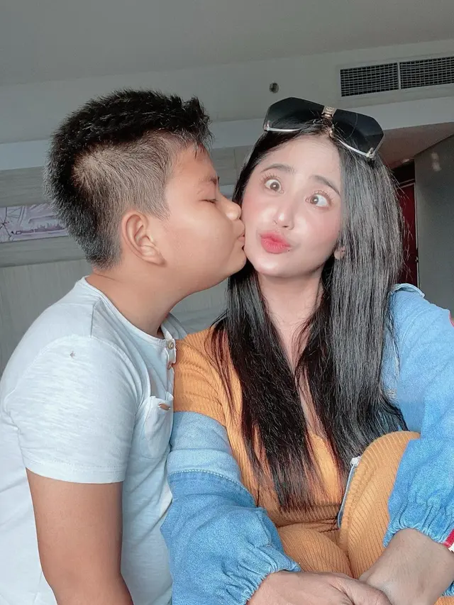 Jarang Tersorot, Ini 7 Momen Kebersamaan Dewi Perssik dan Anak Angkatnya