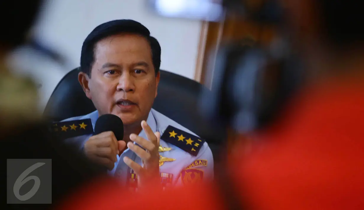 Wakil Kepala Staf Angkatan Udara (Wakasau) Marsekal Madya TNI Hadiyan Sumintaatmadja memberikan keterangan terkait jatuhnya pesawat Hercules milik TNI AU di Wamena, di Lanud Halim Perdanakusuma, Jakarta, Minggu (18/12). (Liputan6.com/Johan Tallo)