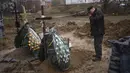 Oleg (56) berduka atas kematian ibunya Inna (86) dalam perang melawan Rusia di Bucha, di pinggiran Kiev, Ukraina, Minggu, 10 April 2022. Invasi Rusia ke Ukraina hingga saat ini telah berlangsung selama 46 hari.   (AP Photo/Rodrigo Abd)