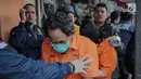 Tersangka kasus sindikat kejahatan properti dihadirkan saat rilis di Jakarta, Jumat (9/8/2019). Polisi menyita barang bukti berupa sertifikat hak milik, tanda terima, dan kop surat. (Liputan6.com/Faizal Fanani)