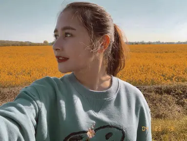 Cewek cantik yang lahir di Tangerang ini tampil cantik saat liburan ke London. Berpose dengan latar belakang padang bunga berwarna kuning, ia tampak memesona dengan rambut yang diikat ke belakang. (Liputan6.com/IG/@prillylatuconsina96)