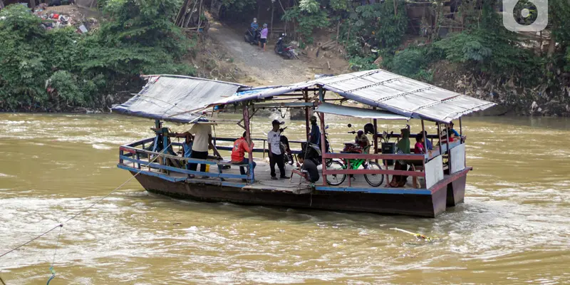 FOTO: Eksistensi Jasa Perahu Eretan di Tangerang