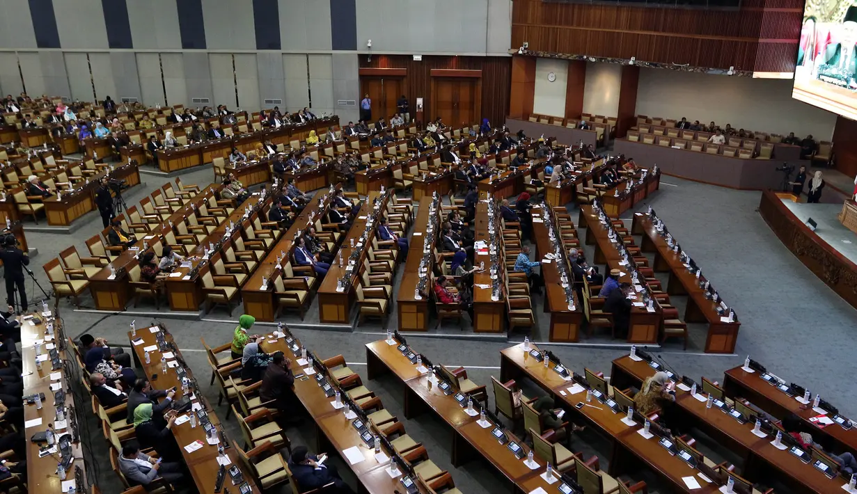 Anggota dewan mengikuti rapat paripurna terakhir untuk masa kepemimpinan periode 2014-2019 di Jakarta, Senin (30/9/2019). DPR periode 2014-2019 telah mengesahkan 91 RUU. (Liputan6.com/JohanTallo)
