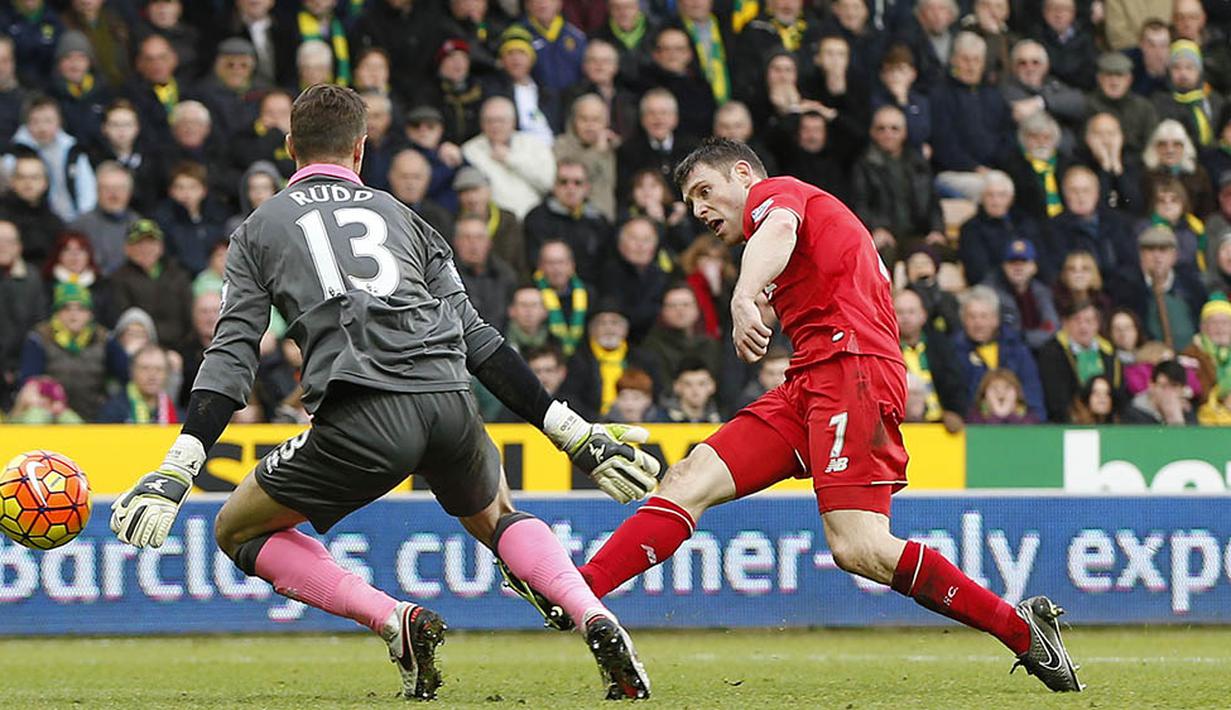 Proses terjadinya gol keempat Liverpool ke gawang Norwich yang dicetak oleh James Milner. Ini merupakan kemenangan ke sembilan bagi The Reds. (Reuters/John Sibley)