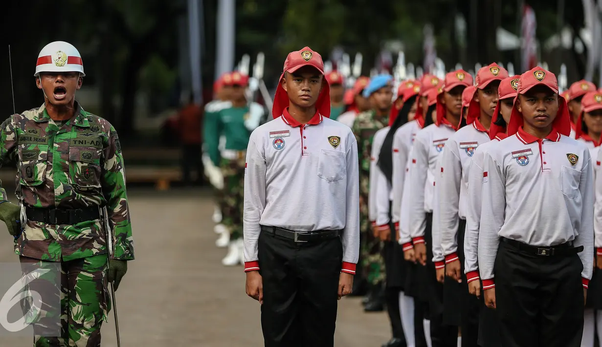 Anggota Paskibraka dan TNI saat latihan pertama di halaman Istana Merdeka, Jakarta, Jumat (12/8). Proses latihan dilakukan untuk memaksimalkan  penampilannya pada upacara 17 Agustus di Istana negara. (Liputan6.com/Faizal Fanani)