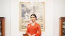 Kebaya desainer Biyan ini dipadukan dengan kain bawahan berwarna cokelat. Heels yang dikenakannya juga punya warna serasi dengan kebaya dan aksen selendangnya. Semua orang pun terpesona dengan kecantikan dan keanggunan Ibu Wapres Selvi Ananda. (Liputan6.com/IG/@riomotret)