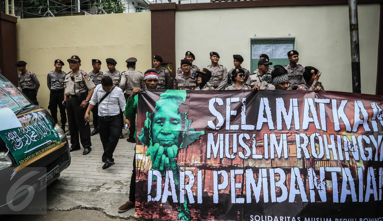 Aparat Kepolisian berjaga untuk mengamankan unjuk rasa massa Solidaritas Muslim Rohingya (SMR) di Kedubes Myanmar, Jakarta, Jumat (25/11). Mereka mengutuk pembantaian massal yang menimpa Muslim Rohingya di Myanmar. (Liputan6.com/Faizal Fanani)