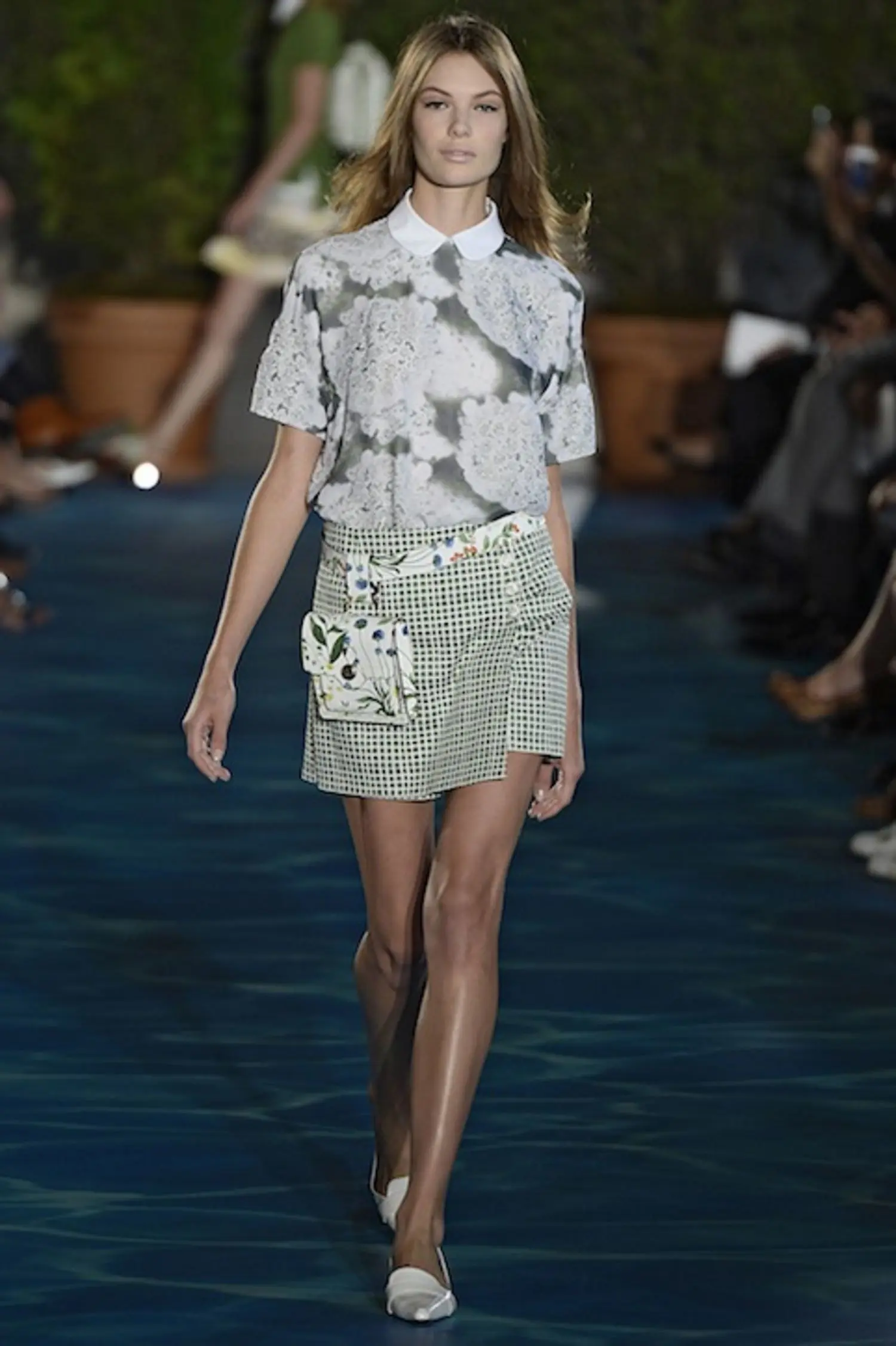 Mix and match tas pinggang seperti tampilan model diatas catwalk. (Image: media.glamour.com)