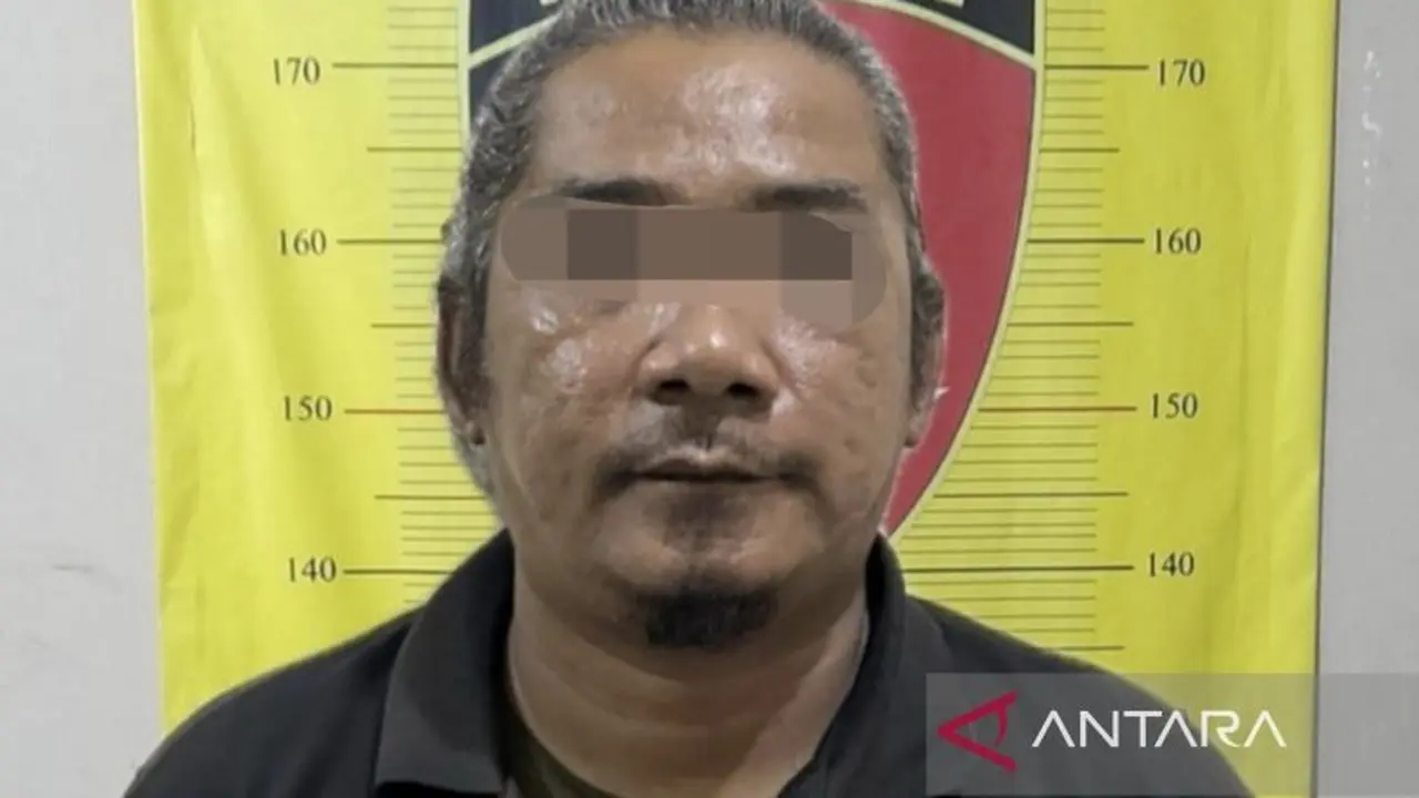 Seorang ojek pangkalan rebutan penumpang dengan driver ojek online di Stasiun Pondok Ranji/Antara