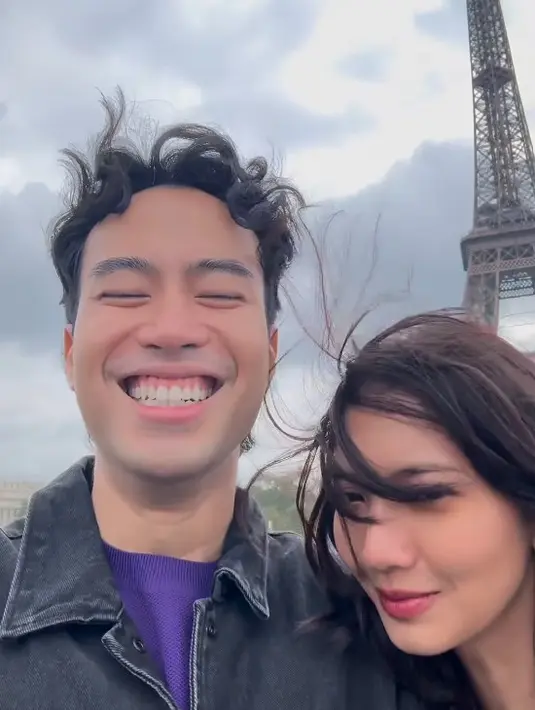 Vidi Aldiano dan Sheila Dara di depan Menara Eiffel. [Foto: Instagram/vidialdiano]