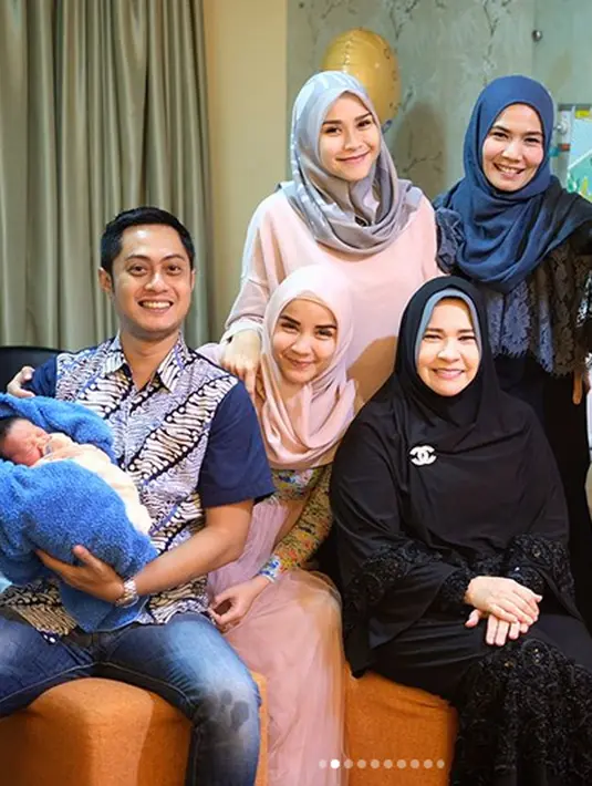 "cecar kedua ini rasanya bedaaa banget sama yang pertama .. sakit banget udahannya 🙈 mungkin krn bekas luka yang pertama baru 2tahun trus di buka buat cecar lagi ..," tulis Zaskia. (Instagram/zaskiadyamecca)