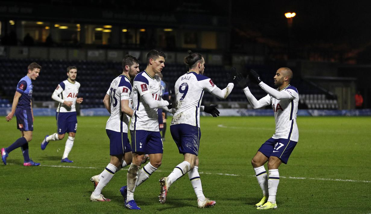 Para pemain Tottenham Hotspur merayakan gol pertama ke gawang Wycombe Wanderers yang dicetak gelandang Gareth Bale (9) dalam laga babak keempat Piala FA 2020/21 di Adams Park Stadium, Senin (25/1/2021). Tottenham Hotspur menang 4-1 atas Wycombe Wanderers. (AFP/Adrian Dennis)