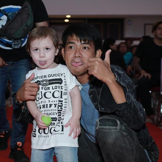 6 Potret Kedekatan Angga Putra dan Anak Stefan William, Penuh Kehangatan