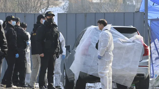 Polisi berada di lokasi tempat mendiang Lee Sun Kyun ditemukan. (Seo Dae-youn/Yonhap via AP)
