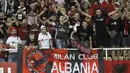 Fans AC Milan dari Albania hadir mendukung tim kesayangannya bertanding melawan Shkendija pada leg kedua kualifikasi UEFA Europa League di Philip II Arena, Skopje, Makedonia, (24/8/2017). Milan menang 1-0. (AP/Boris Grdanoski)