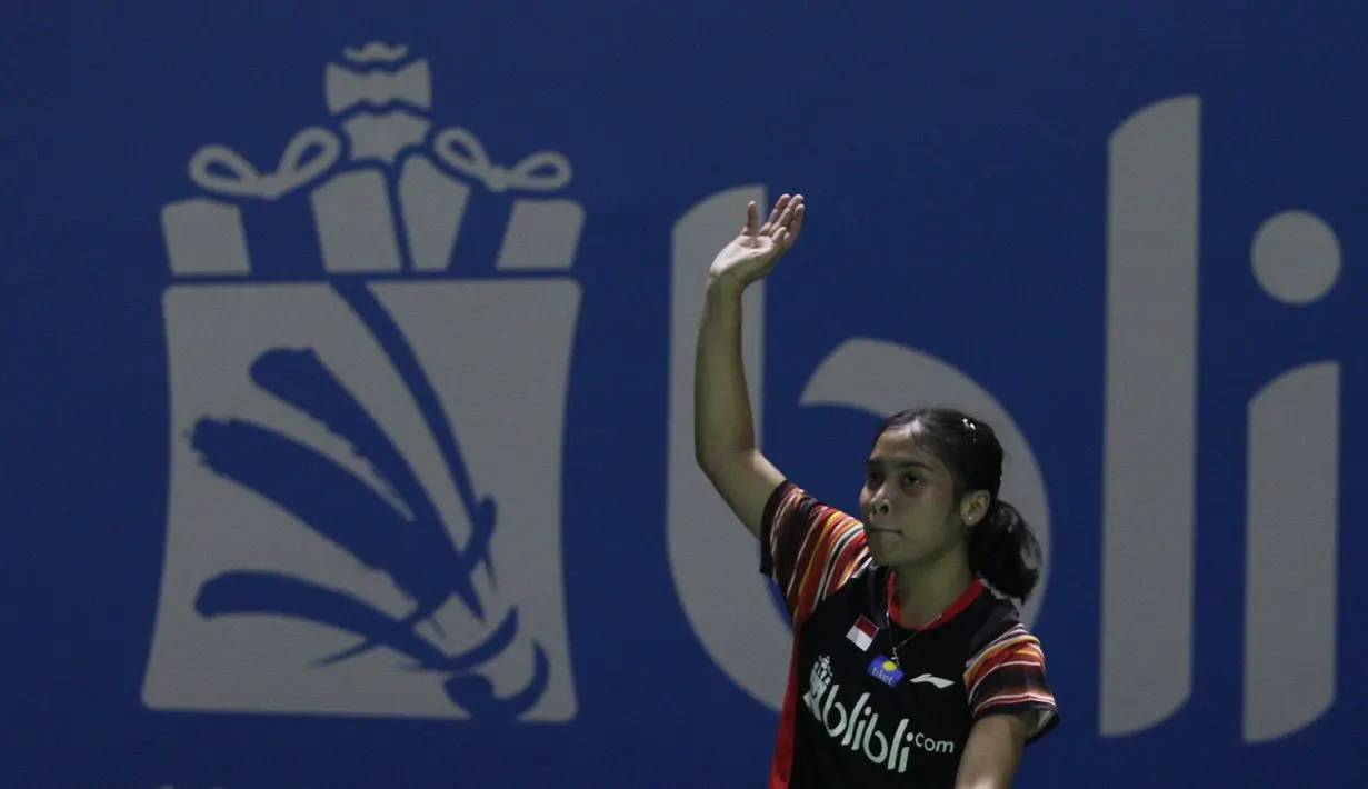 Tunggal putri Indonesia, Gregoria Mariska, berusaha mengembalikan kok saat melawan Pornpawee Chochuwong, pada Blibli Indonesia Open 2019 di Istora Senayan, Jakarta, Selasa (16/7). Gregoria menang 21-10 dan 21-8. (Bola.com/Vitalis Yogi Trisna)