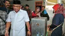 Calon Walikota Depok, Mohammad Idris dan istri usai memasukkan surat suara kedalam kotak di TPS 077 di Perum Pondok Duta, Depok, (9/12). Mohammad Idris diusung oleh Partai Keadilan Sejahtera (PKS) dan Partai Gerindra. (Liputan6.com/Yoppy Renato)