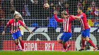 Pemain Atletico Madrid merayakan gol yang dicetak oleh Antoine Griezmann, ke gawang Real Madrid dalam laga babak 16 besar Copa del Rey 2023/2024 yang digelar di Metropolitano, Jumat (19/1/2024). Berkat hasil ini, Atletico Madrid pun menjadi tim terakhir yang memastikan kelolosan ke babak perempat final Copa del Rey. (AP Photo/Manu Fernandez)